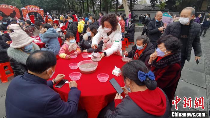 游客市民齐聚在一起，共品腊八粥。　王波 摄