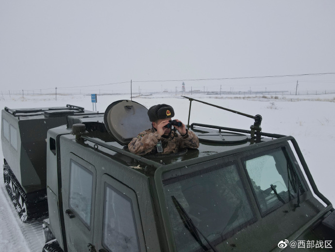 一批新型裝備器材配發連隊,近日,官兵們駕駛全地形巡邏車巡邏在邊防線