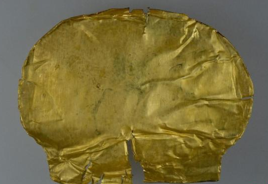 郑州商城出土的金覆面。(资料图) 郑州市文物考古研究院供图