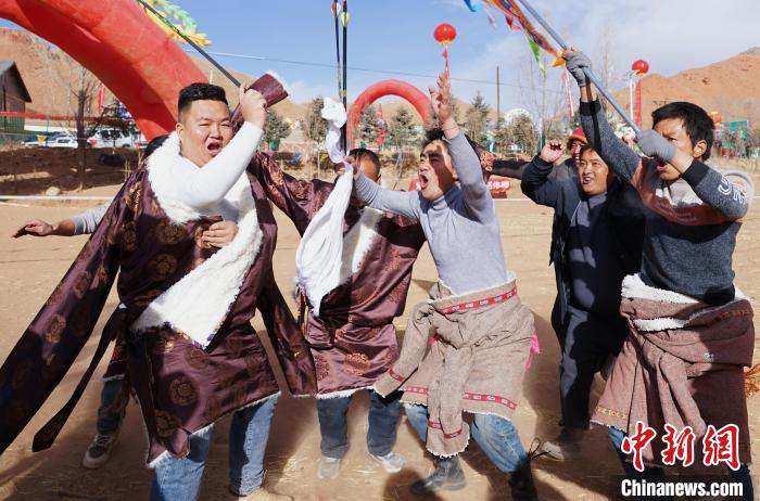 图为藏族民众跺脚欢呼庆祝弓箭手射中靶心。　马铭言 摄