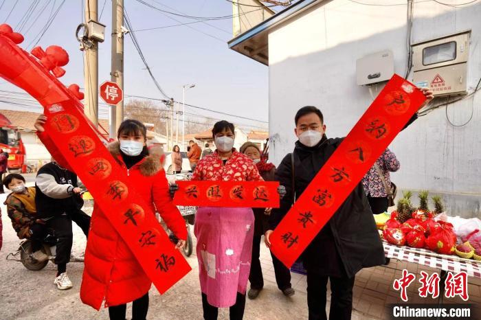 在临清市康庄镇黄河大集现场，书法爱好者挥毫泼墨祝“福”。　刘嘉琦 摄