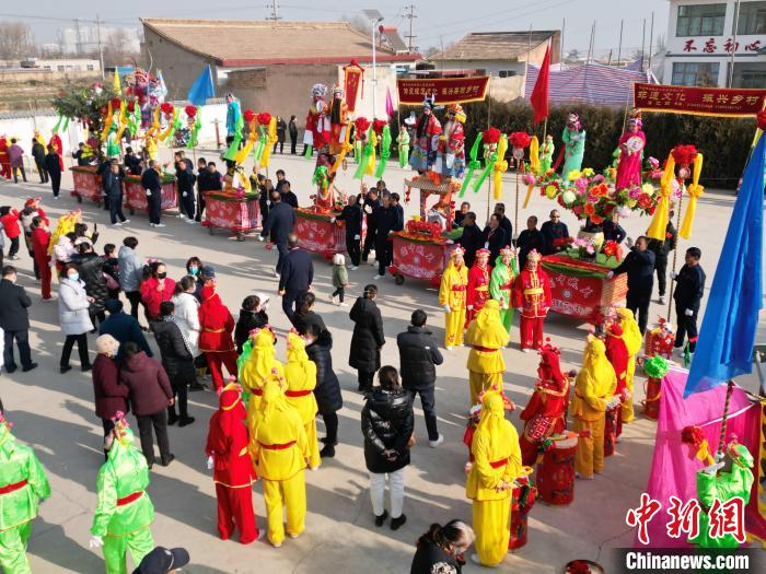 图为铁芯子表演吸引当地村民。　九美旦增 摄