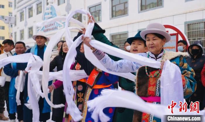 图为蒙古族民众参加祭火节。　李晓峰 摄