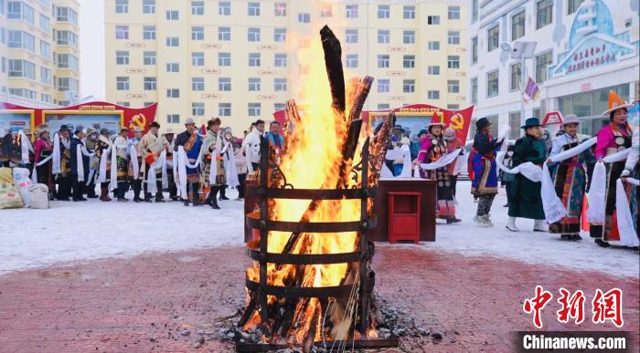 图为蒙古族民众参加祭火节。　李晓峰 摄