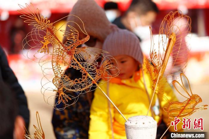 北京消费季“2023——年花丰食大集”正月初一在北京世界花卉大观园开市。　<a target='_blank' href='/'>中新社</a>记者 富田 摄