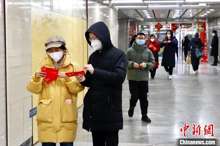 北京市朝阳区联动京港地铁在14号线九龙山站站厅内为地铁乘客派发“拜年红包”。　<a target='_blank' href='/'>中新社</a>记者 富田 摄