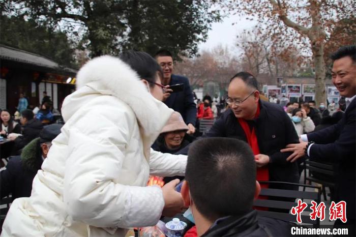 向市民及游客派发红包，赐福送祝福。　张晓东 摄