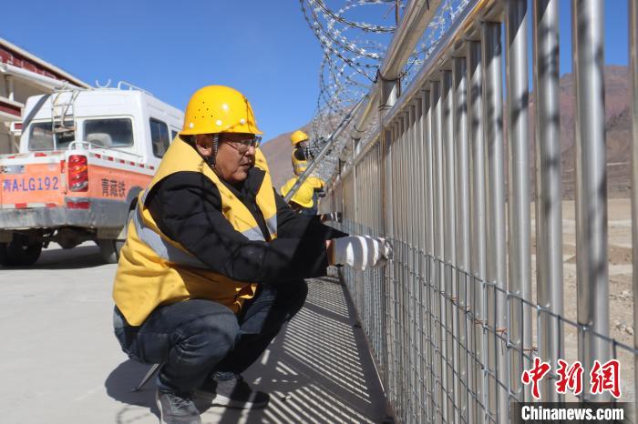 （新春走基层）风沙中，天路站房“急诊医生”站好最后一班岗