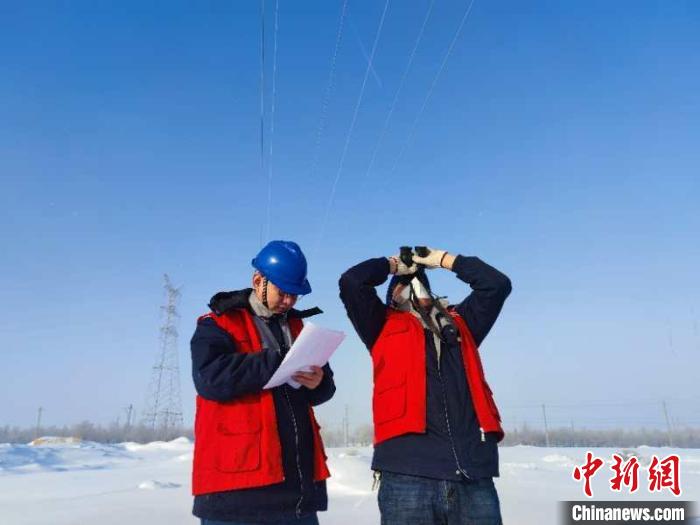 （新春走基层）风雪路坚守一线的电力巡检人