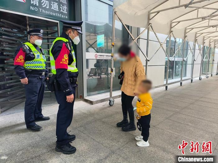 乘车“丢娃”事件频发警方提醒：孩子安全莫大意!