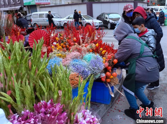 （新春走基层）西安花市春节“不打烊”热销芬芳“年味儿”