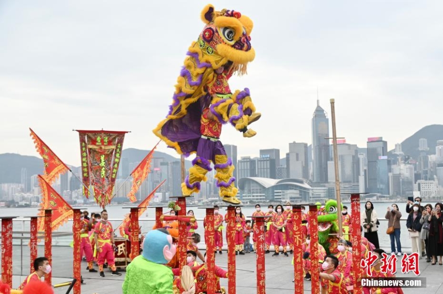 （新春见闻）香港尖沙咀一商场舞龙舞狮恭贺新春