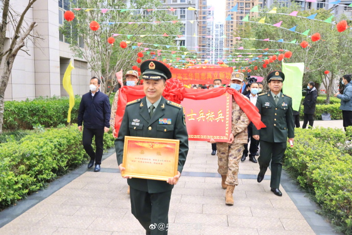 因出色完成重大國防施工保障任務,被表彰為首屆全軍四有優秀士兵