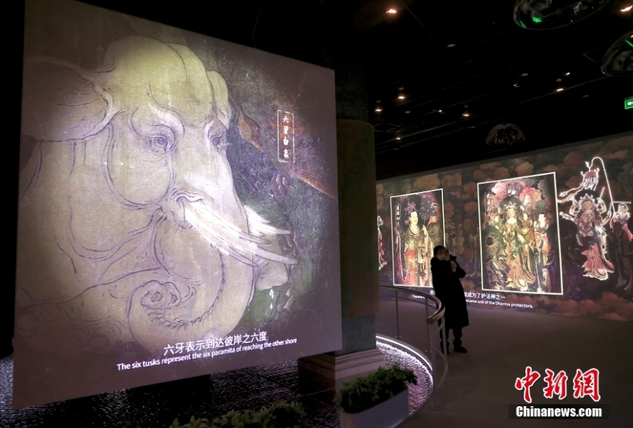 市民观赏北京法海寺壁画主题沉浸式数字艺术展