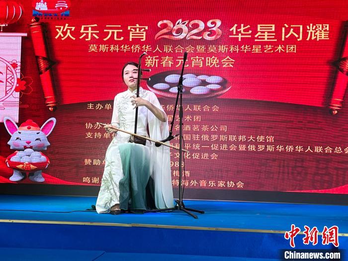 中国留俄学生表演二胡独奏《八月桂花遍地开》。　田冰 摄