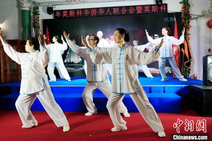 中俄太极拳爱好者表演“和太极八式”。　田冰 摄