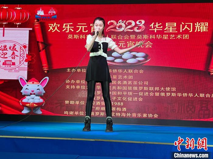 在俄罗斯《儿童好声音》选秀比赛中崭露头角的中国女孩许莫寒演唱中俄双语歌曲《快乐的风》。　田冰 摄