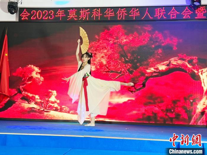 中国留俄学生表演中国古典舞《行云令》。　田冰 摄