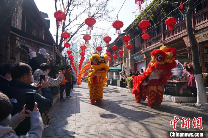 滇派龙狮闹元宵：在活态传承中“舞”出未来