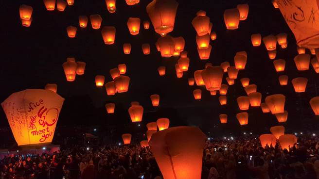 百盏天灯壮观齐飞照亮夜空 台湾新北市平溪灯节热闹登场