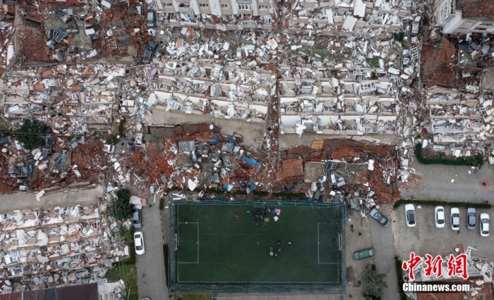 当地时间2月6日，土耳其12小时内发生了两次7.8级强震。土耳其地震专家评价“地震的威力，相当于130颗原子弹爆炸。”美媒称，这场毁灭性地震，是过去100年来土耳其遭遇的最强烈地震之一。数千建筑在地震中坍塌，有些甚至被夷为平地。图为航拍土耳其震后现场，多栋建筑倒塌。图/视觉中国