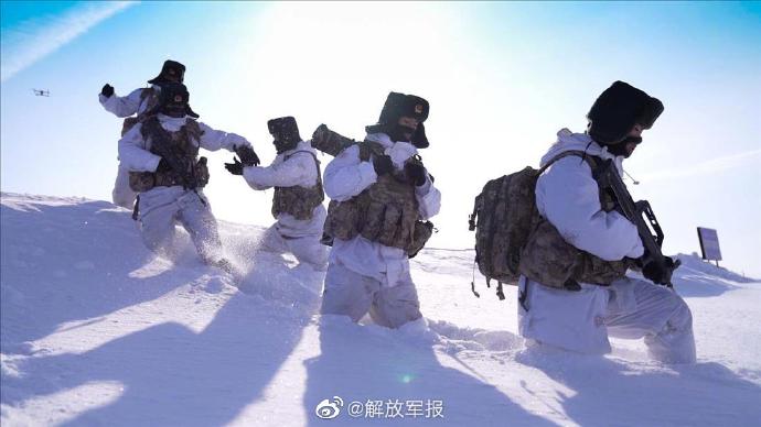 无畏严寒边防战士齐腰大雪中巡逻