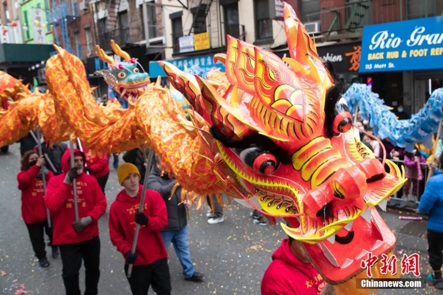 纽约唐人街举行花车大游行庆祝新春