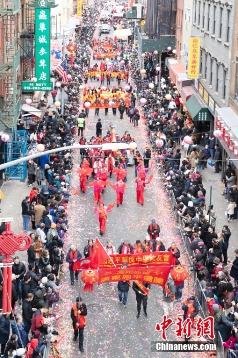 纽约唐人街举行花车大游行庆祝新春