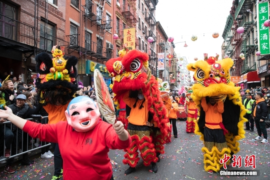 纽约唐人街举行花车大游行庆祝新春