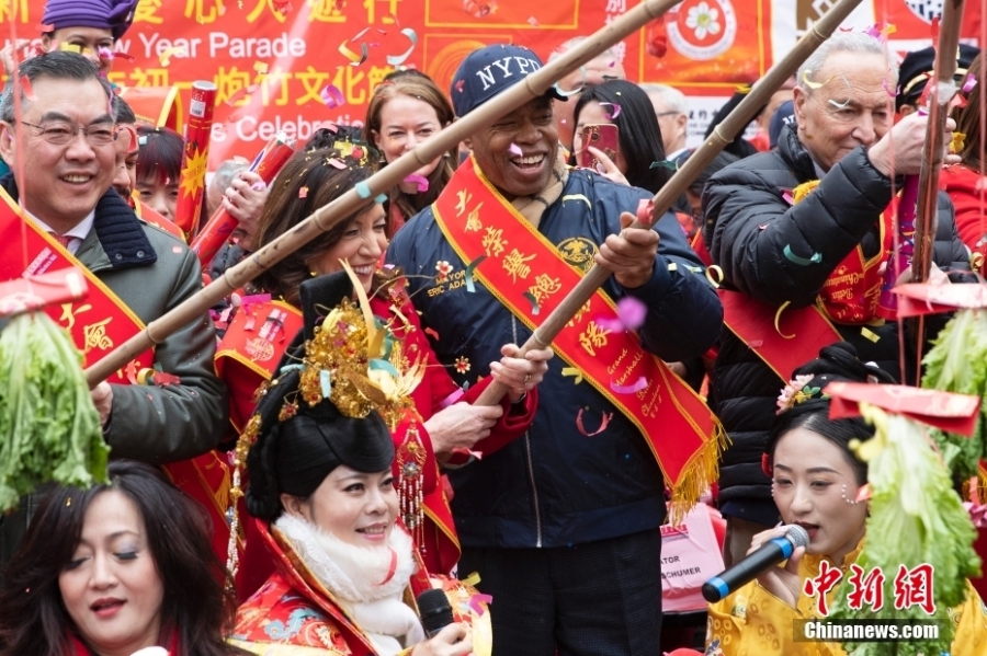 纽约唐人街举行花车大游行庆祝新春