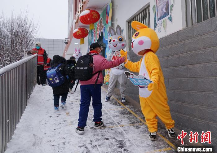 图为昆仑路小学学生与“欢迎兔”互动。　马铭言 摄