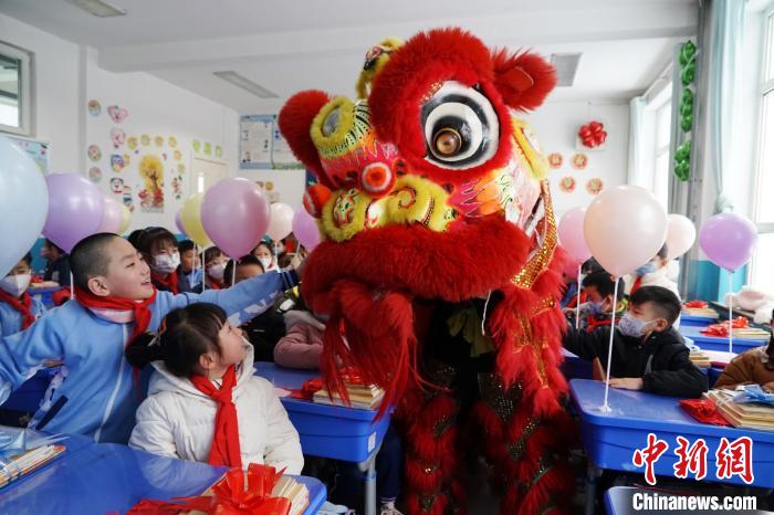 图为学生们与“南狮”互动。　马铭言 摄