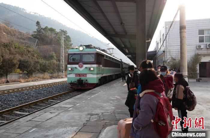 四川凉山：“慢火车”温暖守护学子出行路