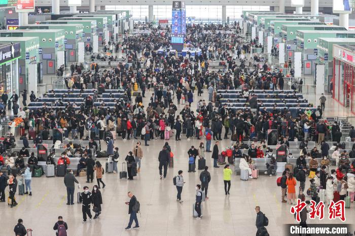 图为江西南昌西站，不少旅客在候车大厅内候车。　刘力鑫 摄