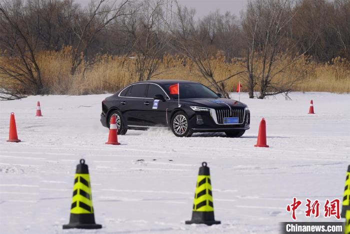 在冰雪路面竞技的参赛车辆 孙汉仑 摄