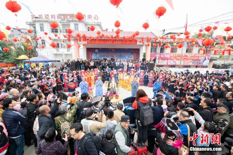 广西田林县壮族民俗“销正月”热闹上演