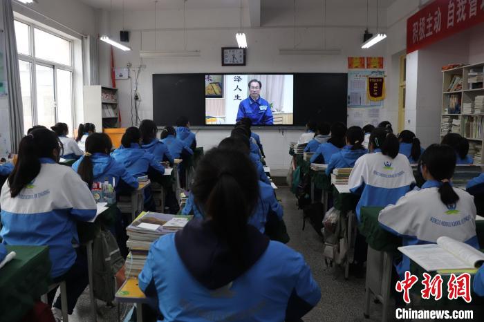 甘肃静宁五旬农民工录“云课堂”：用“诗词歌赋”讲给学生听