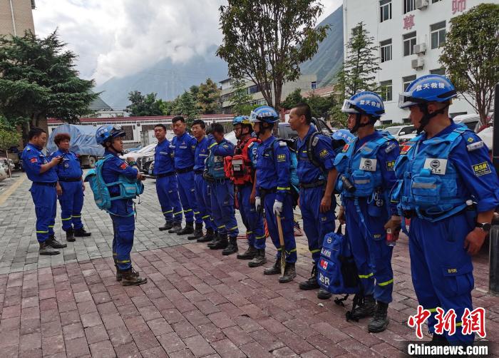 图为2020年8月陇南文县暴洪泥石流发生后，曹磊带队准备前往舍书乡勘查受灾情况。(资料图) 受访者供图