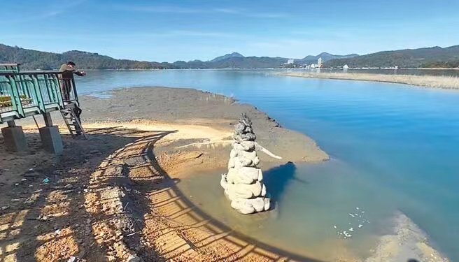 日月潭干旱水底现象图片