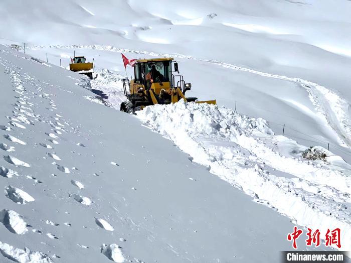 西藏阿里多地降雪公路养护部门全力保通