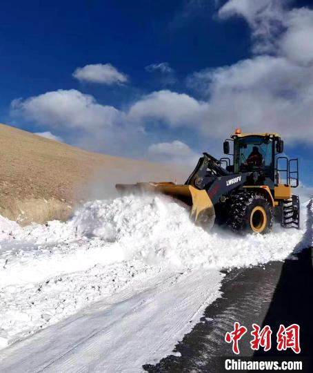 图为阿里地区境内降雪，公路养护段工作人员保通作业。　阿里公路事业发展中心养护段供图