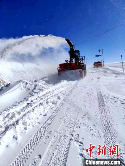 图为阿里地区境内降雪，公路养护段工作人员保通作业。　阿里公路事业发展中心养护段供图