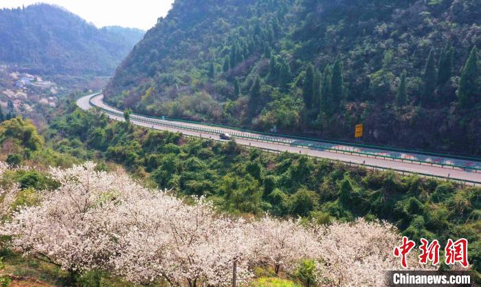 三峡专用公路穿越崇山峻岭。　毛翔春 摄