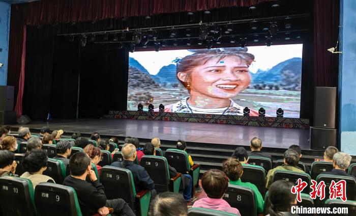 The picture shows tourists watching classic clips of the movie 