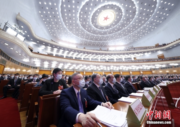 3月7日，十四届全国人大一次会议在北京人民大会堂举行第二次全体会议。<a target='_blank' href='/'>中新社</a>记者 盛佳鹏 摄