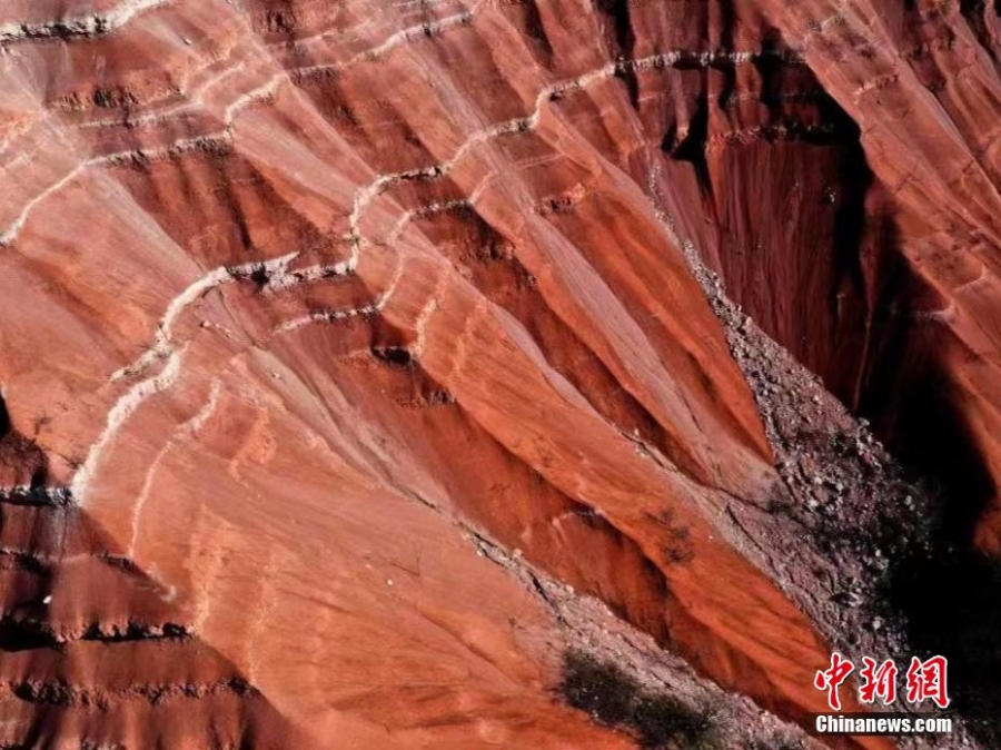 河南卢氏：丹霞地貌现“风高浪急”梦幻景象