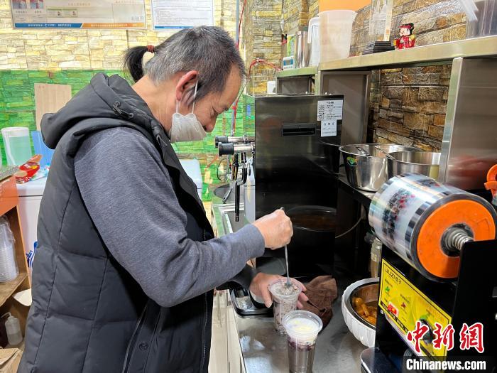 七旬台胞坚持手作古早味“亚歌爷爷”的芋圆出圈“山城”