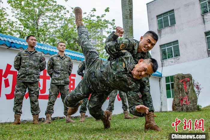 擒敌武警图片