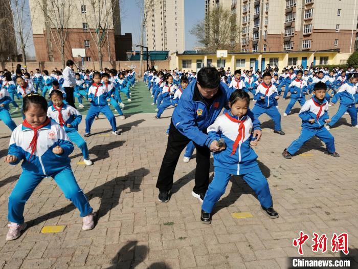 图为宋君杰指导学生练习戳脚。　王鹏 摄