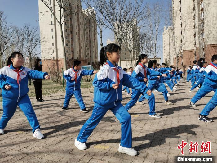 学生正在学习戳脚。　王鹏 摄